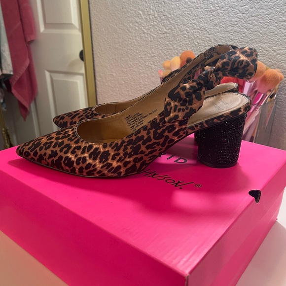 Betsey Johnson Leopard Pointed Toe Cylinder Heel - Picture 2 of 5